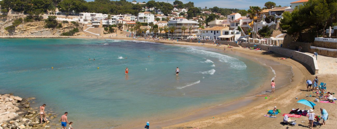 El Portet, bañistas en la playa de Moraira