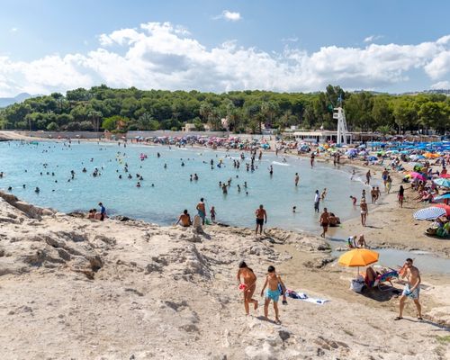 Otras playas de Moraira, bañistas disfrutando del verano